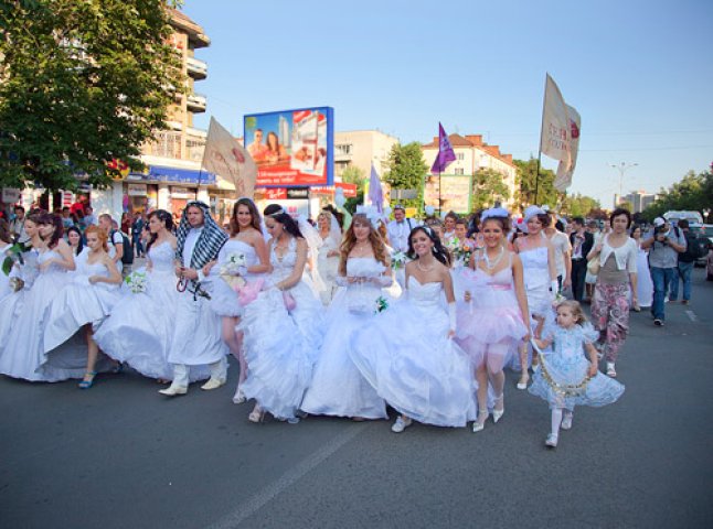 В Ужгороді проходить традиційний Парад наречених