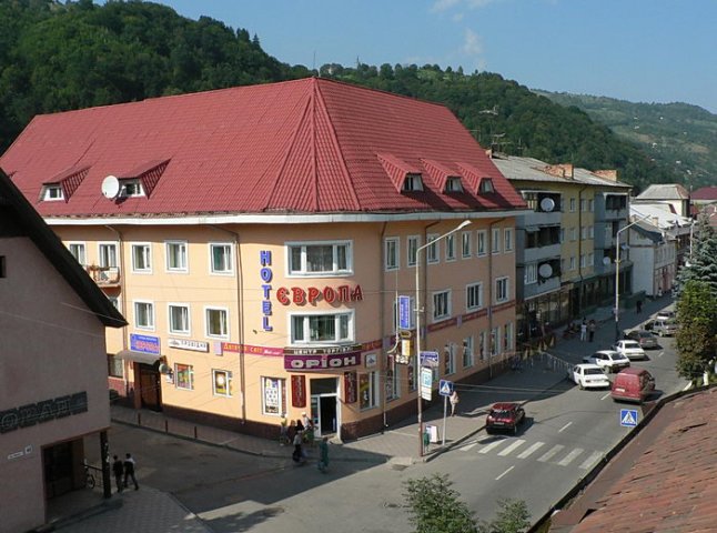 Готель-ресторан "Європа" замінований, центральну частину Рахова очепили правоохоронці