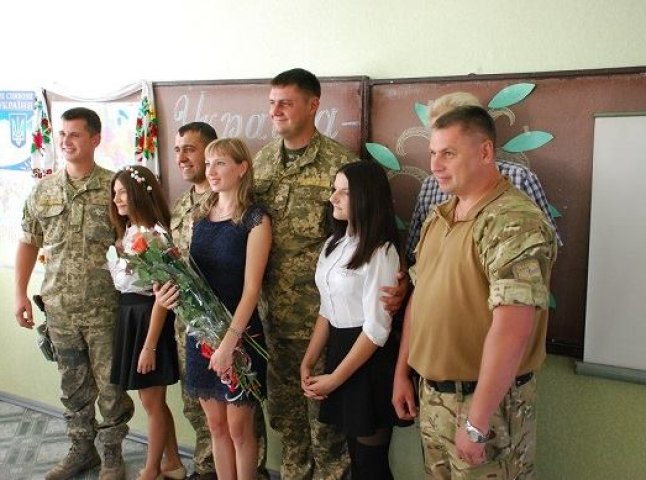 Військові із закарпатської 128-ї бригади завітали до однієї із шкіл Станиці Луганської