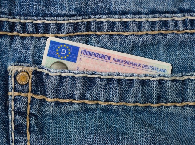 Зекономить три години і 215 євро: одна з країн ЄС спростила життя українців