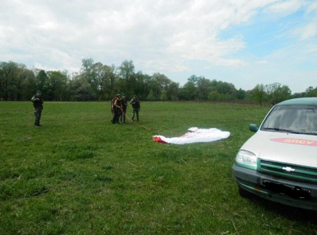 Чоловік стрибав із парашутом на території Румунії, а приземлився на території Закарпаття