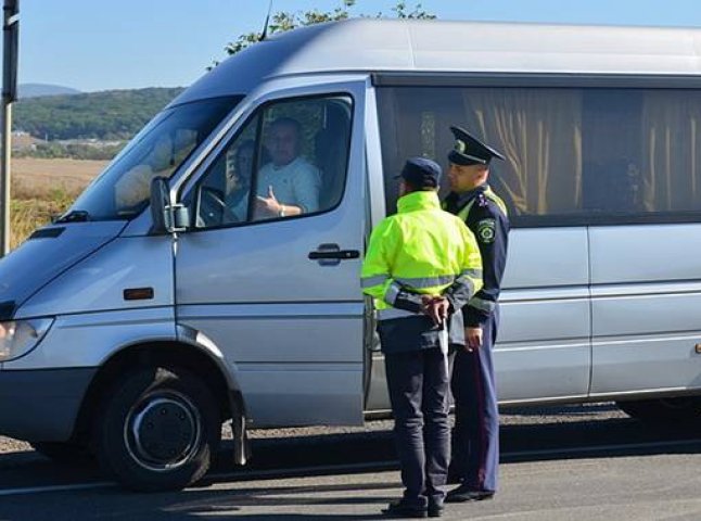 Закарпатські ДАІшники ловлять нелегальних перевізників