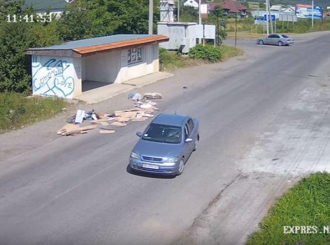 Чоловік на велосипеді виїхав на зустрічну смугу руху і потрапив під автомобіль: моторошне відео з камери спостереження