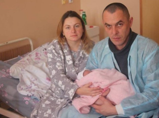 Батьки першої народженої у 2017 році в Ужгороді дівчинки поділились своїми емоціями від новорічного "подарунку"