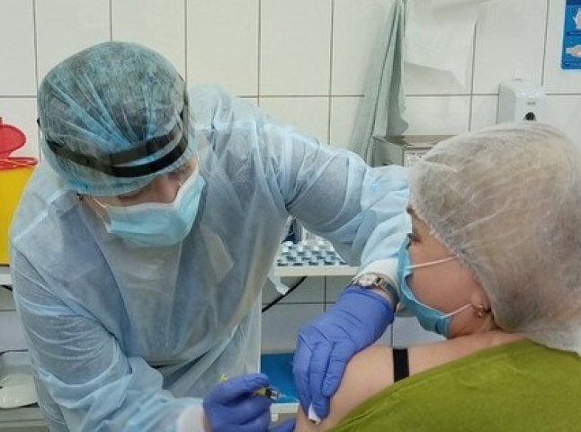 У Мукачеві вакцинують медиків від COVID-19