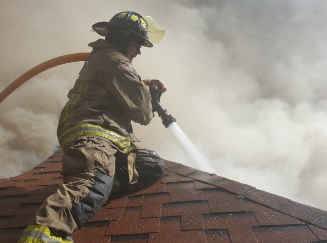 Закарпатські вогнеборці показали наслідки масштабної пожежі 