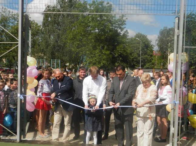 У Хусті відкрили сучасний міні-стадіон