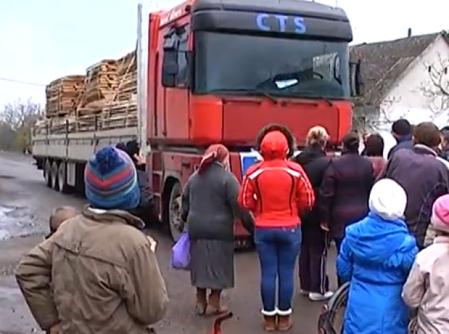 У Берегівському районі люди на знак протесту перекрили рух вантажівкам