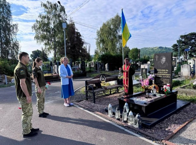 У Мукачеві вшанували пам’ять полеглого прикордонника У Мукачеві вшанували пам’ять полеглого прикордонника