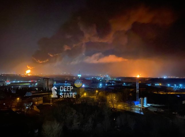 Вибухи та велика пожежа у російському Брянську: перші відео