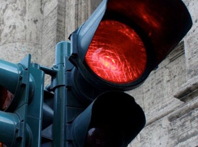 В Ужгороді зачасту червоне світло не є забороною руху (ВІДЕО)