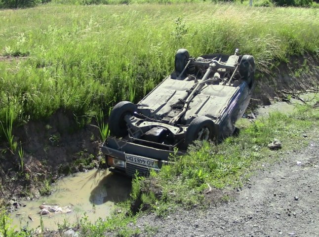 При в’їзді в Ужгород автомобіль з’їхав у кювет і перевернувся 