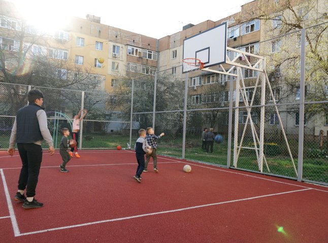 В Ужгороді відкрили новий баскетбольний майданчик