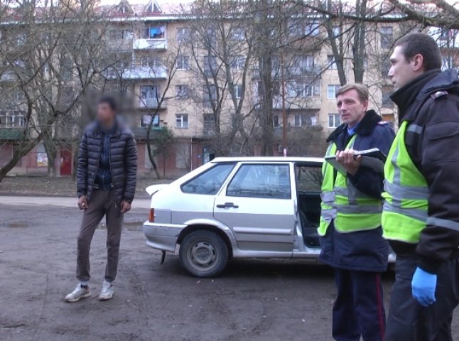 Дівчина стояла на варті, поки двоє її знайомих грабували і били перехожих