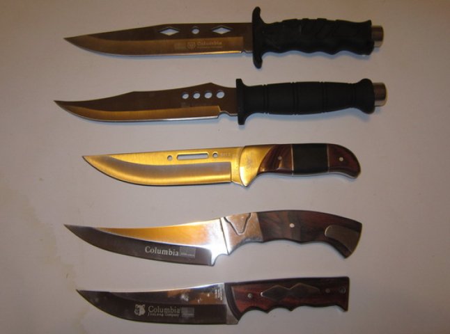 Житель Виноградова здав правоохоронцям набір ножів