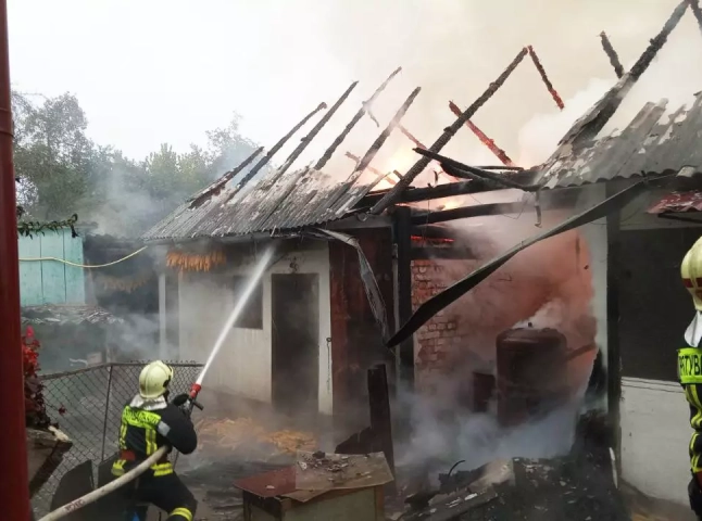 Зранку на Ужгородщині трапилась пожежа: люди стримували вогонь до приїзду рятувальників