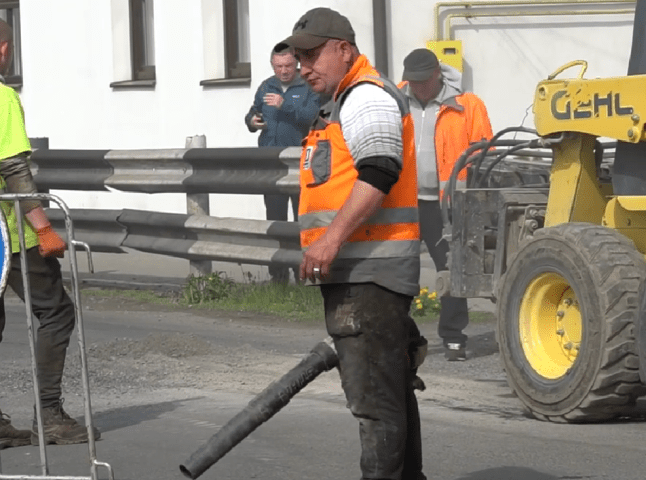 В Мукачеві триває аварійний ремонт доріг