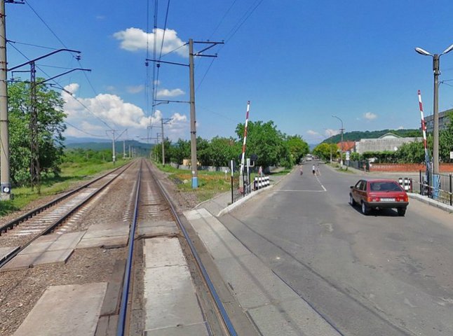 На вулиці Духновича у Мукачеві перекрито залізничний переїзд