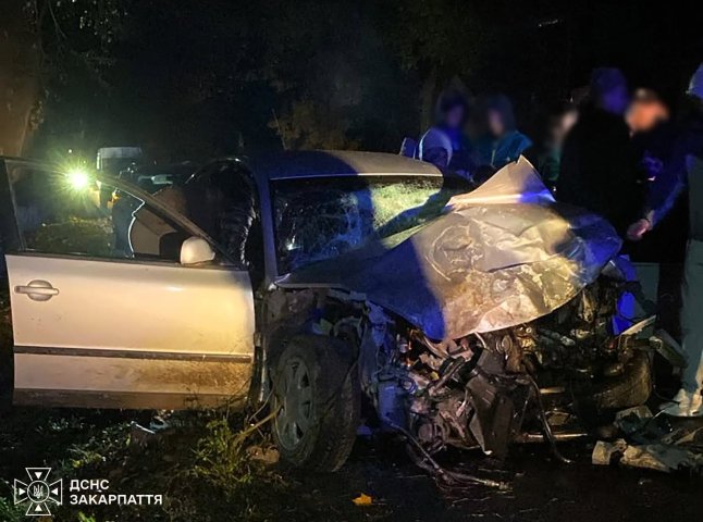 На Закарпатті після зіткнення двох авто рятувальники деблокували пасажирів