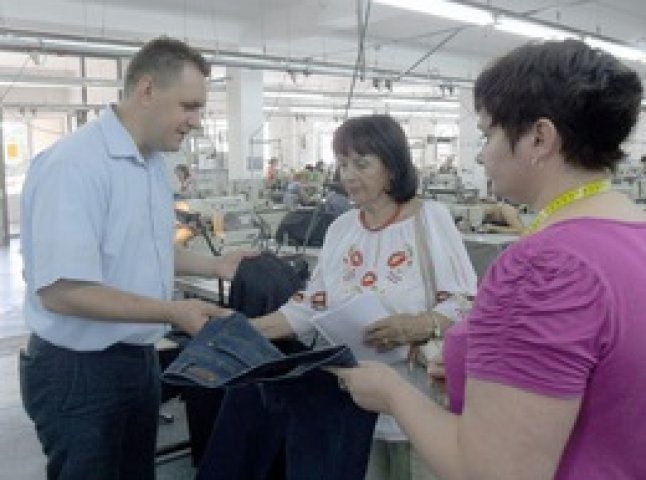 120 працівників трудяться на швейній фабриці у селі Середнє (ФОТО)