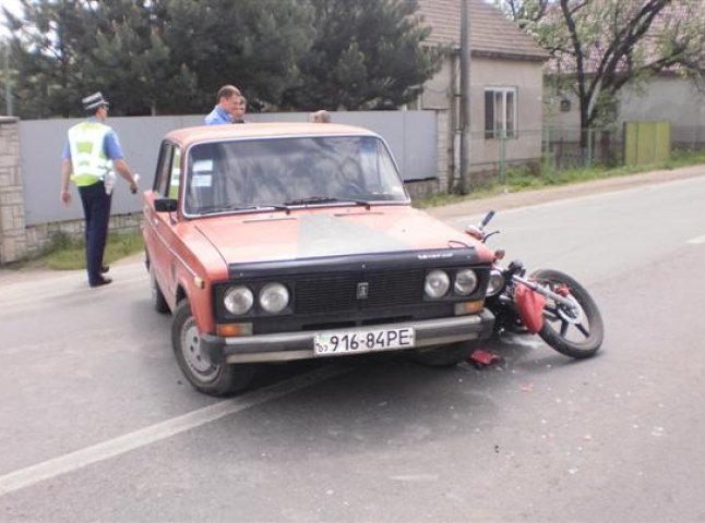 ДТП у Мукачеві: водій ВАЗу збив мотоцикліста (ФОТО)