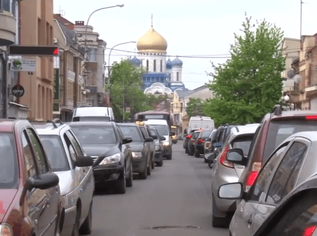 Перекриття однієї із вулиць Ужгорода призвело до транспортного колапсу у центрі міста