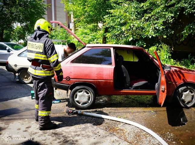 У місті загорівся автомобіль. Перехожі викликали рятувальників У місті загорівся автомобіль. Перехожі викликали рятувальників