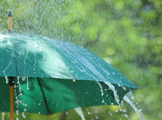 Заливатиме дощем, гуркотітимуть грози: синоптики попередили про негоду