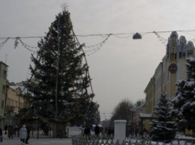 Вже завтра іграшки, зроблені руками малечі, будуть красуватися на головній ялинці Мукачева