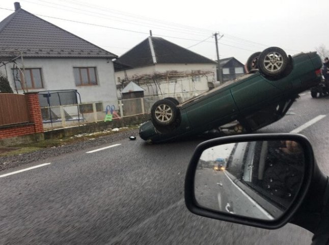 Авто перекинулось на дах: вранці у закарпатському селі сталась ДТП