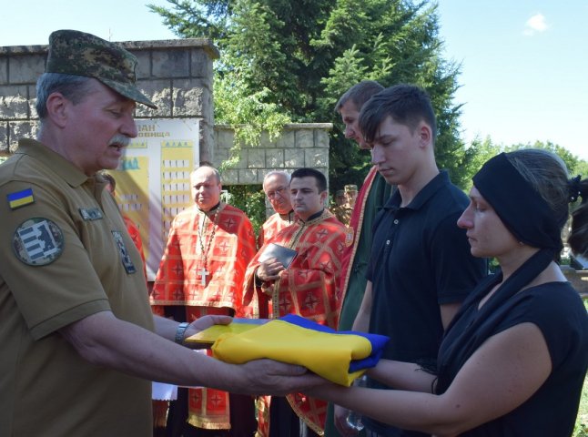 У Берегівській громаді поховали полеглого захисника У Берегівській громаді поховали полеглого захисника