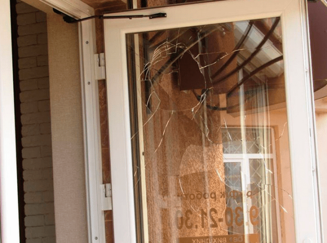 У Мукачеві невідомі розбили скло на вікнах і дверях піцерії