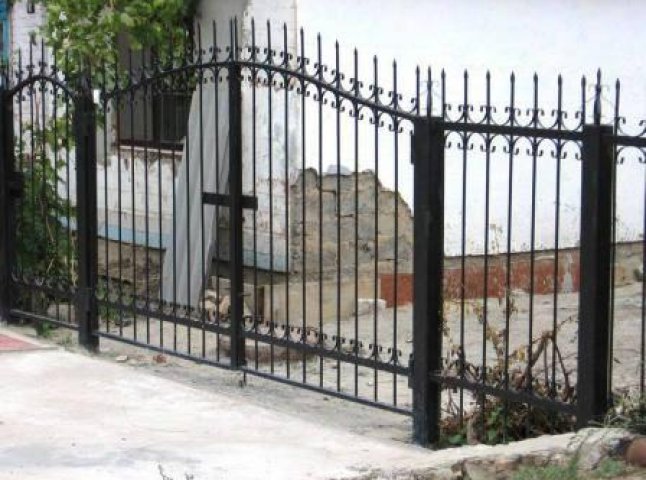 У Міжгір’ї невідомі крадуть металеві ворота