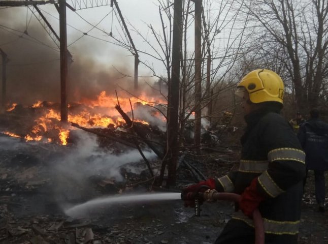 Масштабна пожежа у Виноградові: що було у складах?