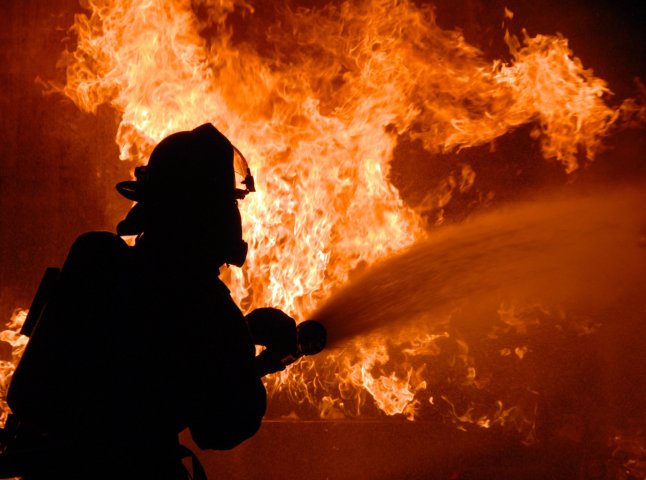 На Мукачівщині вогнеборці гасили пожежу у приміщенні магазину