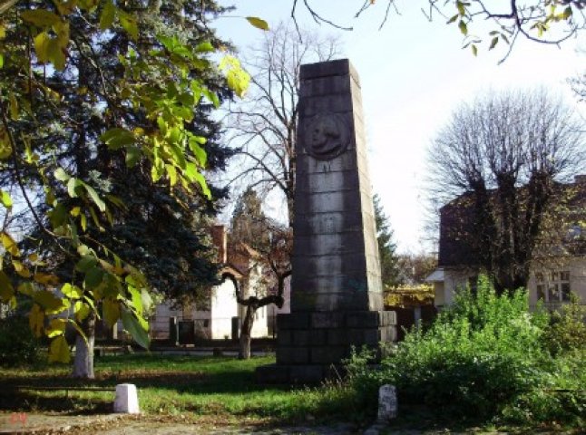 Стало відомо, який пам’ятник буде в Ужгороді на місці барельєфу Карла Маркса