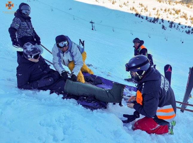 На Закарпатті гірські рятувальники допомогли двом туристам