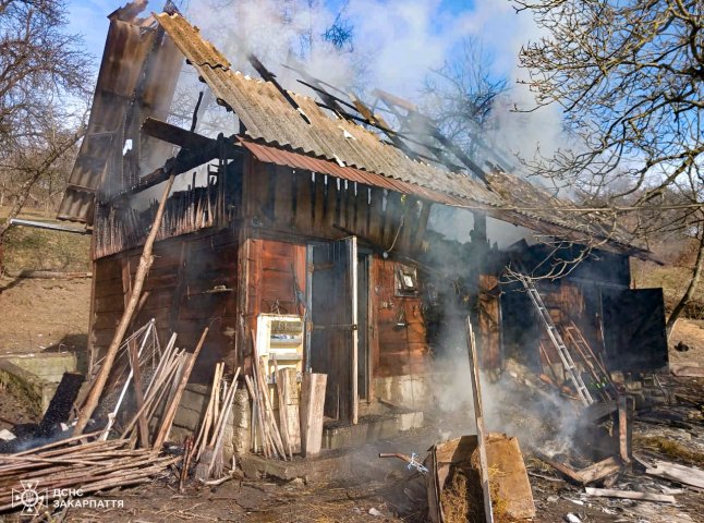 Зателефонували сусіди: у селищі на Рахівщині спалахнула пожежа