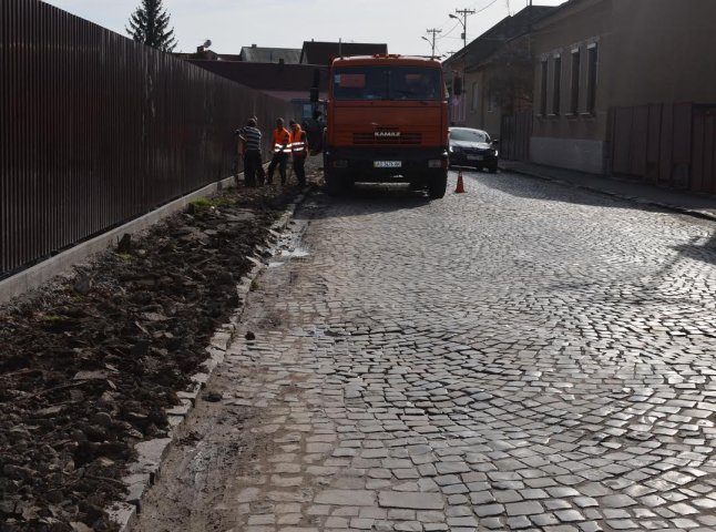 На вулиці Чехова у Мукачеві вимощують тротуар