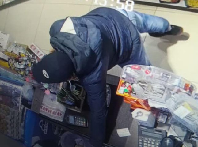 Один відволік продавчиню, інший – витяг з каси гроші: опубліковано відео, як обкрадали магазин