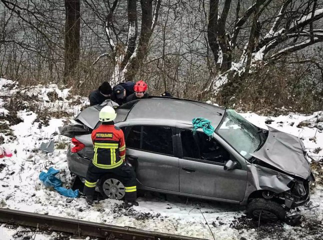 На Закарпатті автомобіль після заносу з’їхав на залізничну колію