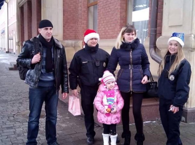 В Ужгороді та Мукачеві поліцейські вітають містян із Різдвом та радують їх подарунками