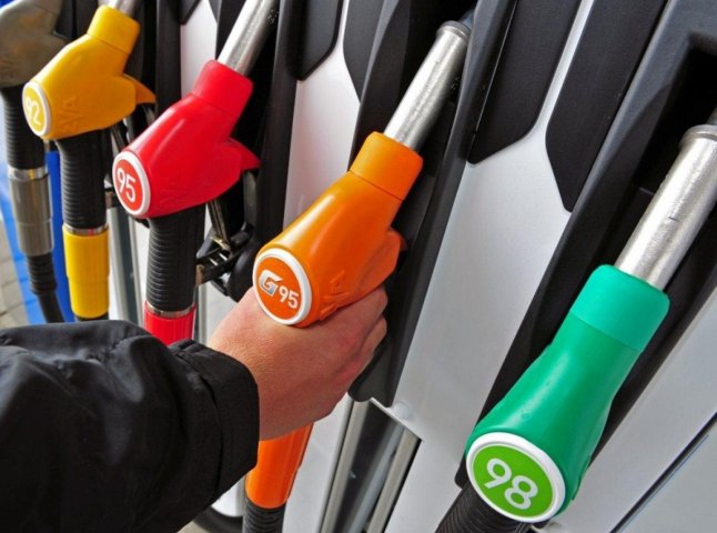 На українських АЗС знизилися ціни на бензин