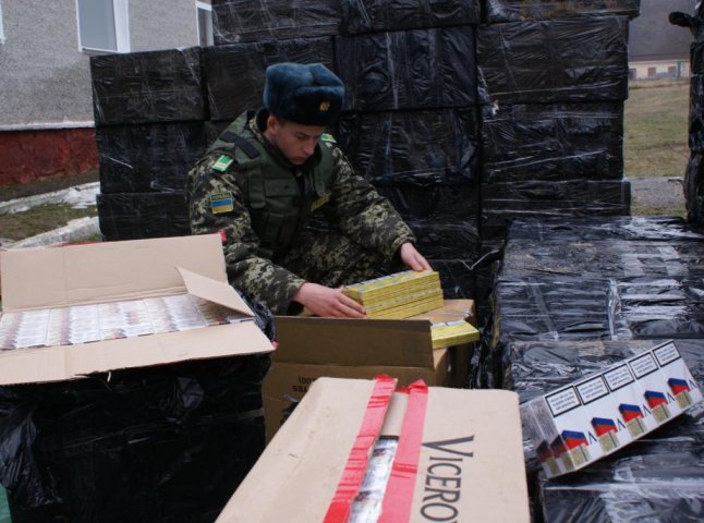Прикордонники Мукачівського загону виявили 10 тисяч пачок контрабандних сигарет