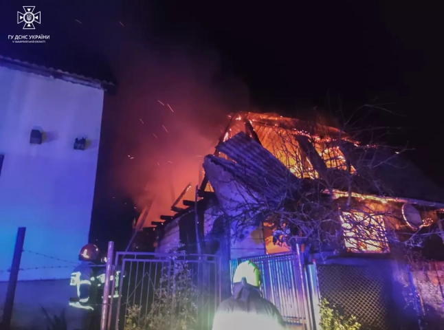 Вночі на Закарпатті рятувальники гасили велику пожежу