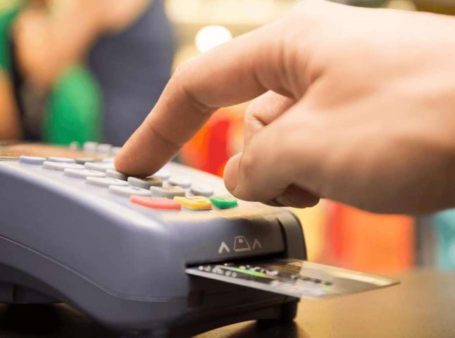 У Мукачеві у шкільних їдальнях учні можуть розрахуватися банківською карткою