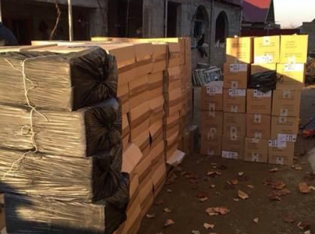 У гаражі мешканець Виноградівщини тримав 50 тисяч контрафактних цигарок