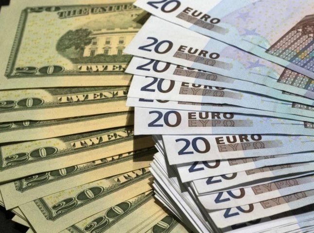 Долар та євро подешевшали: офіційний курс валют НБУ