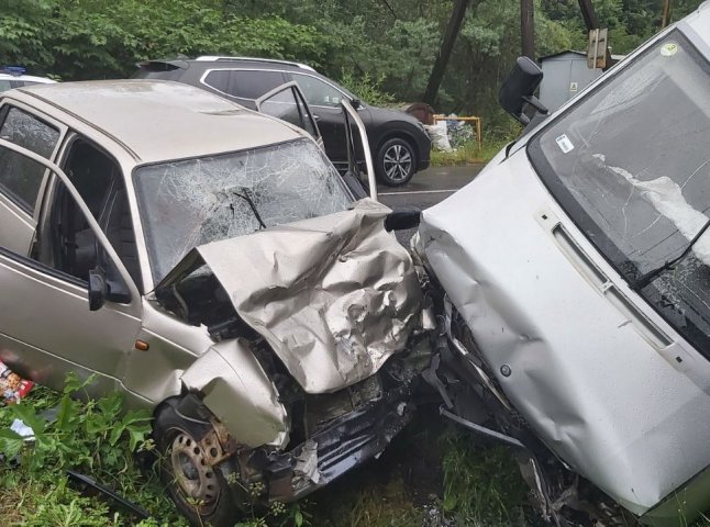 Водійка загинула, жінка та двоє дівчат — у важкому стані: жахлива ДТП на Закарпатті Водійка загинула, жінка та двоє дівчат — у важкому стані: жахлива ДТП на Закарпатті