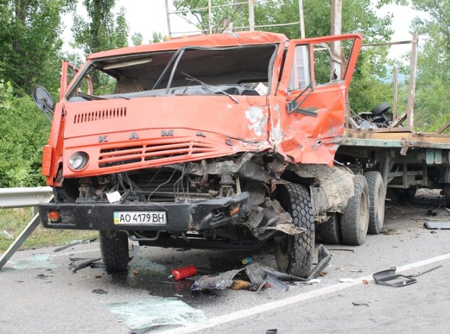 Через ДТП між Мукачевом і Кольчином перекрито дорогу: схема об’їзду